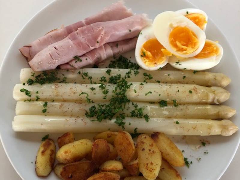 Witte asperges op Vlaamse wijze