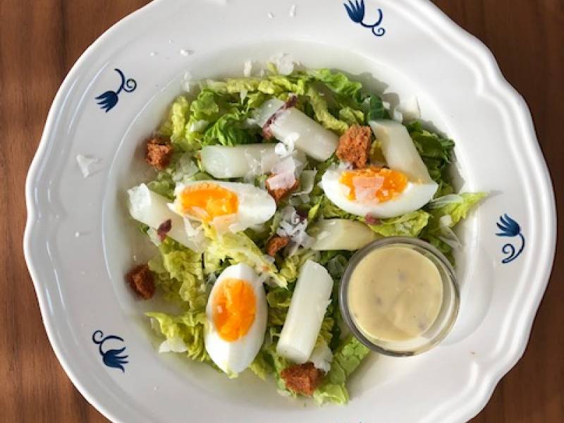 Caesar salade met asperges