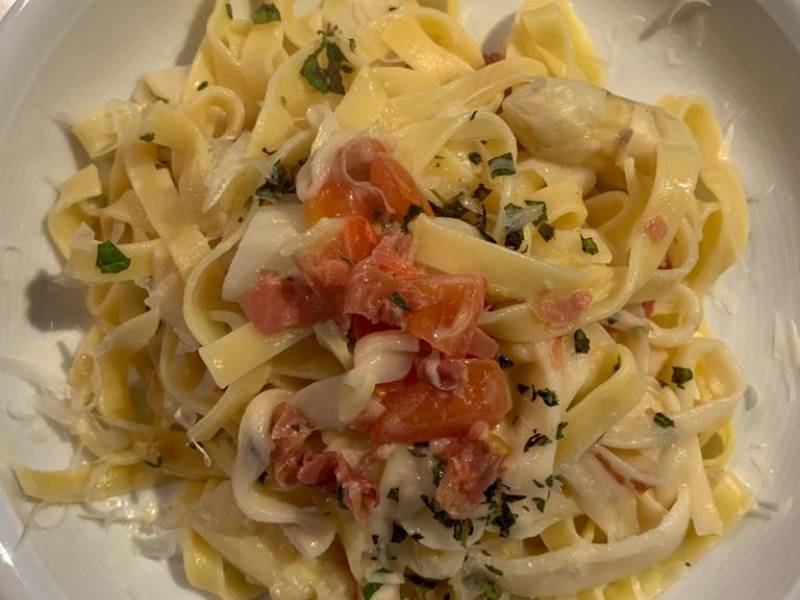 Tagliatelle en tagliatelle van witte asperges