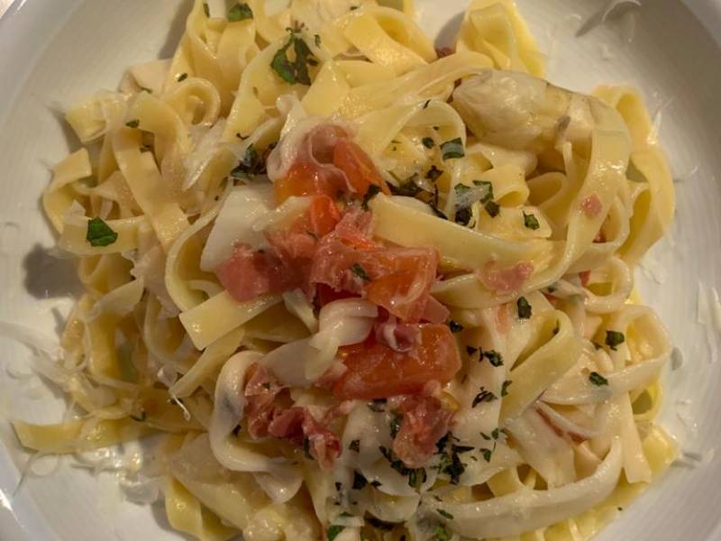 Tagliatelle en tagliatelle van witte asperges 