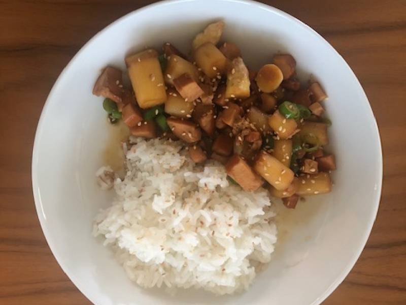 Gewokte witte Asperges met gerookte kip